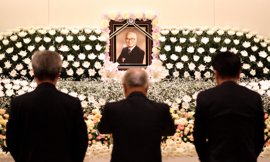 지난 10일 오후 경기도 수원시 아주대병원 장례식장에 마련된 고(故) 김우중 전 대우그룹 회장 빈소에서 조문객들이 조문하고 있다. <연합뉴스>